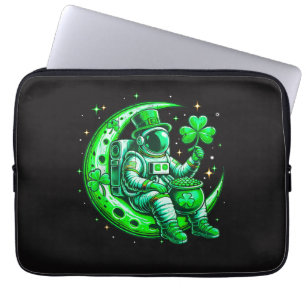 Astronaut im Mond Raum St. Patrick's Day Laptopschutzhülle