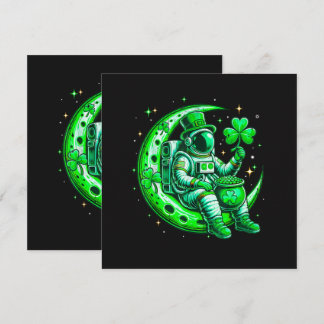 Astronaut im Mondraum am St. Patrick's Day