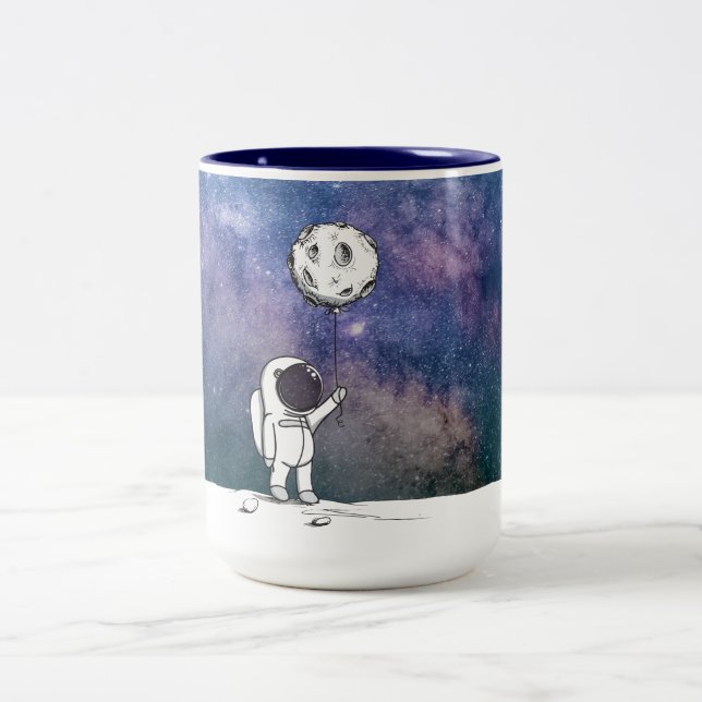 Astronaut im Raum mit Mondballonkosmos spielt die Zweifarbige Tasse (Mittel)