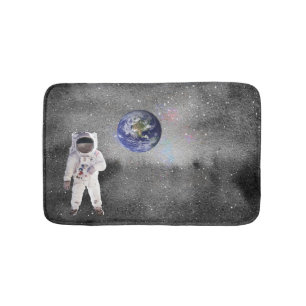 Astronaut im Weltraum, der den Planeten Erde betra Badematte