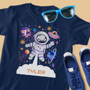 Astronaut im Weltraum mit Planeten und einer Raket T-Shirt