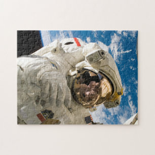 Astronaut im Weltraum repariert Weltraumstation Fo Puzzle