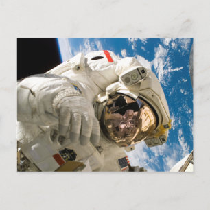 Astronaut im Weltraumfoto Space Shuttle Discovery Postkarte