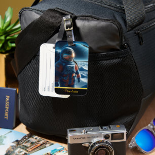 Astronaut in einem lebhaften orangefarbenen Anzug Gepäckanhänger