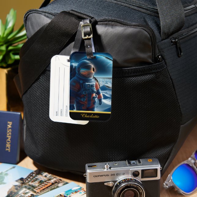 Astronaut in einem lebhaften orangefarbenen Anzug Gepäckanhänger (Vorderseite & Rückseite)