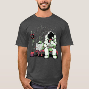Astronaut in einer Bushaltestelle lustige Zeitung  T-Shirt