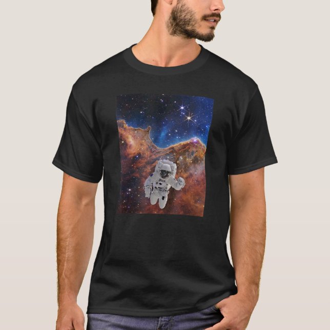 Astronaut in kosmischen Klippen Webb Weltraumteles T-Shirt (Vorderseite)