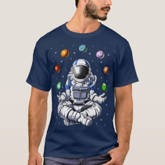 Astronaut jongliert Weltraumplaneten T-Shirt