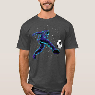 Astronaut-Kicking-Ball im Weltraum T-Shirt