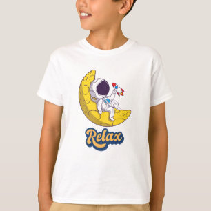 Astronaut lügt und entspannt auf dem Mond. T-Shirt