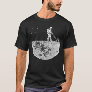 Astronaut mäht den Mond T-Shirt