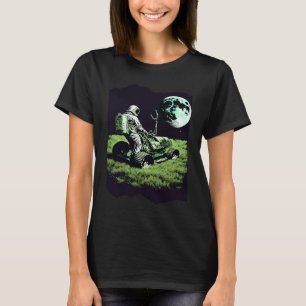 Astronaut mäht den Rasen in Weltraum-Kunstwerk 1 T-Shirt