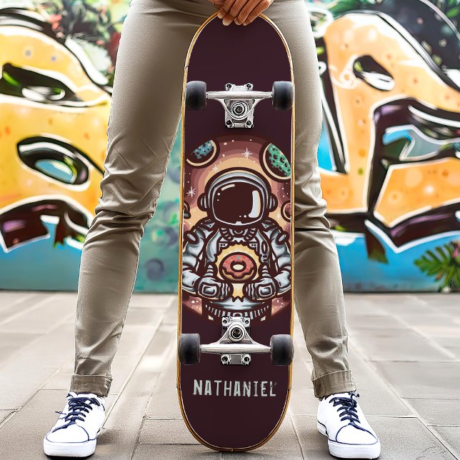 Astronaut mit Doughnut Funny Personalisiert Name Skateboard (Von Creator hochgeladen)