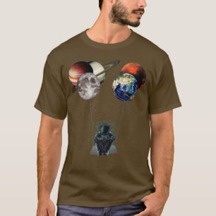 Astronaut mit Planetenballons schwingt im Weltraum T-Shirt