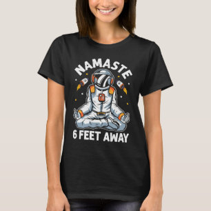 Astronaut Namaste Bleiben Sie 6 Fuß entfernt Yoga T-Shirt