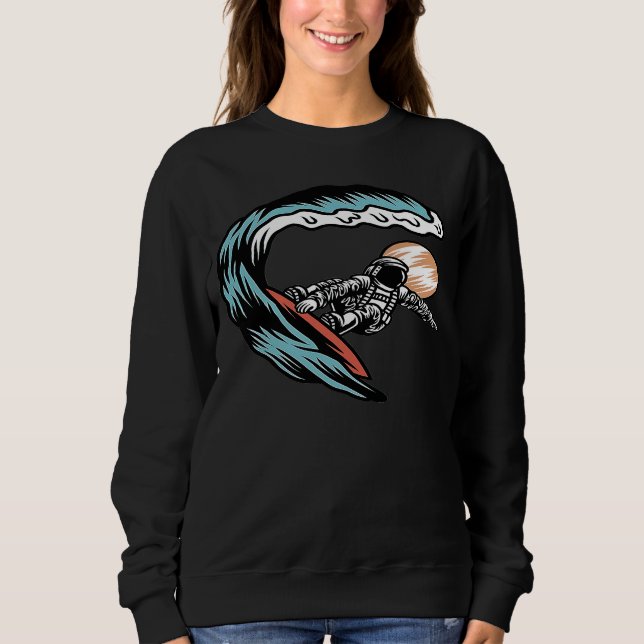 Astronaut on surf board surfing on planets space a sweatshirt (Vorderseite)