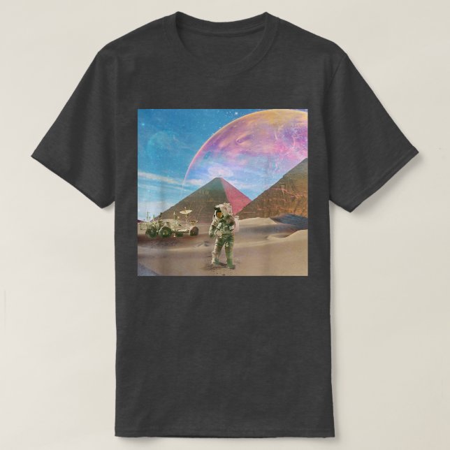 Astronaut Pyramids Outer Space Universe Surreal  T-Shirt (Design vorne)