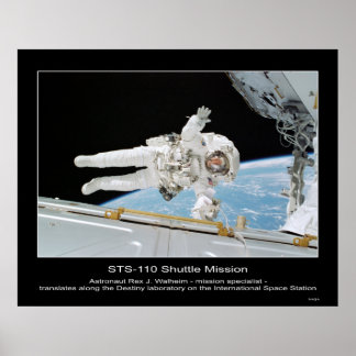 Astronaut Rex J. Walheim neben dem Internationalen Poster