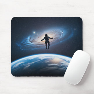 Astronaut schwebt vor der Erde und betrachtet die Mousepad