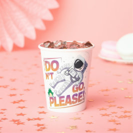 Astronaut schwimmt im Weltraum Pappbecher