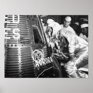 Astronaut Scott Carpenter inspiziert Aurora 7 Poster