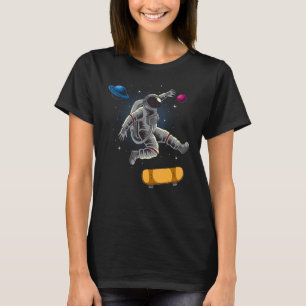 Astronaut Skateboarden im Weltraum zwischen den Pl T-Shirt