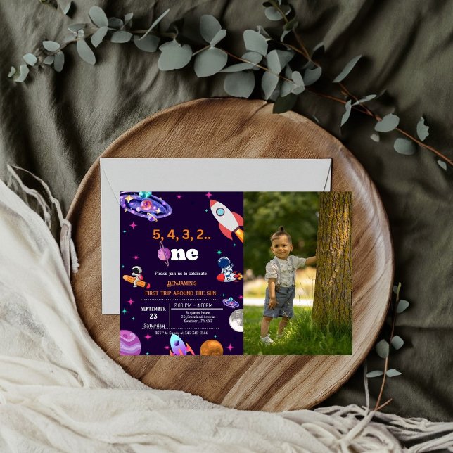 Astronaut Space geht zum ersten Mal um den sonnige Einladung (Von Creator hochgeladen)