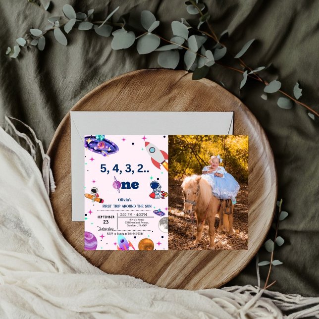 Astronaut Space geht zum ersten Mal um den sonnige Einladung (Von Creator hochgeladen)