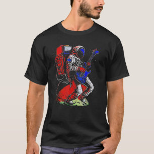 Astronaut spielt elektrische Gitarre im Weltraum   T-Shirt
