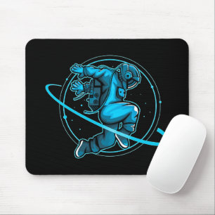 Astronaut springt um Saturn Artwork herum   Mousepad