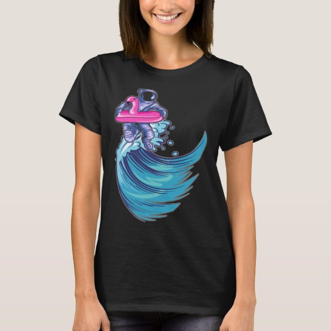 Astronaut Surfing Ocean Waves With Pink Flamingo F T-Shirt (Vorderseite)