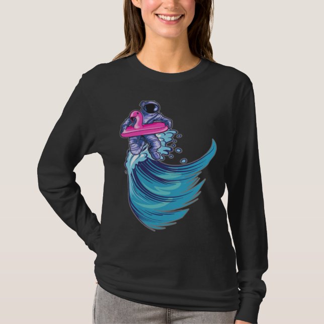 Astronaut Surfing Ocean Waves With Pink Flamingo F T-Shirt (Vorderseite)