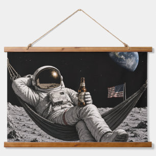 Astronaut trinkt Bier auf dem Mond Wandteppich Mit Holzrahmen