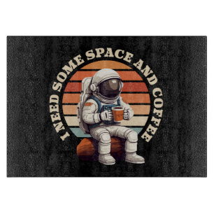 Astronaut trinkt Kaffee Schneidebrett