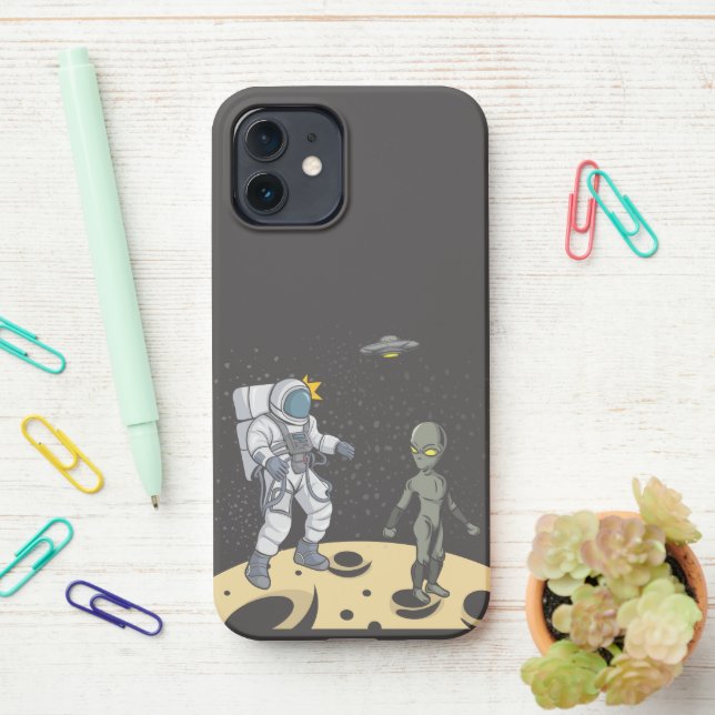 Astronaut und Alien iPhone Hülle (Auf dem Schreibtisch)