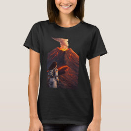 Astronaut vor einem ausbrechenden Vulkan  T-Shirt