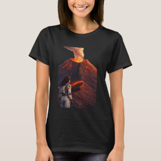 Astronaut vor einem ausbrechenden Vulkan  T-Shirt