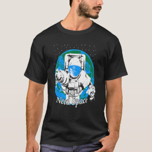 Astronauten benötigen Raumraum-Weltraum-Erde T-Shirt