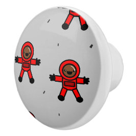 Astronauten des roten Anzugs auf grau Keramikknauf