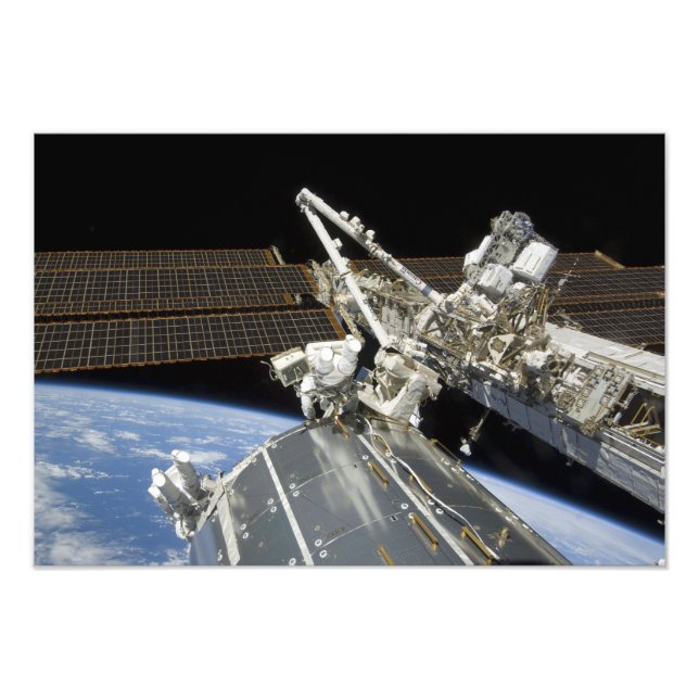 Astronauten erfüllen eine Reihe von Aufgaben Fotodruck (Vorne)