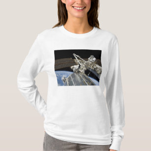 Astronauten führen eine Reihe Aufgaben durch T-Shirt