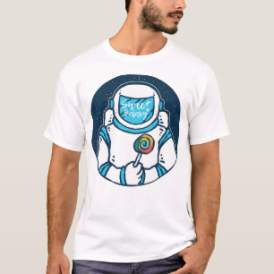 Astronauten halten Kerzen mit Galaxie und Universu T-Shirt
