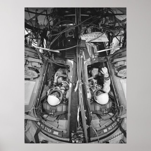 Astronauten in Gemini 6A Raumsonde eingesetzt Poster (Vorne)