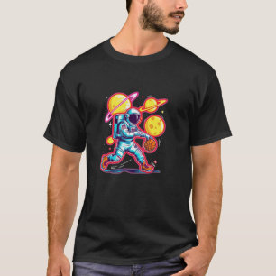 Astronauten spielen Korbball mit Planeten im Weltr T-Shirt