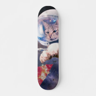 Astronautenkatze, die eine Pizzasuppe jagt Skateboard