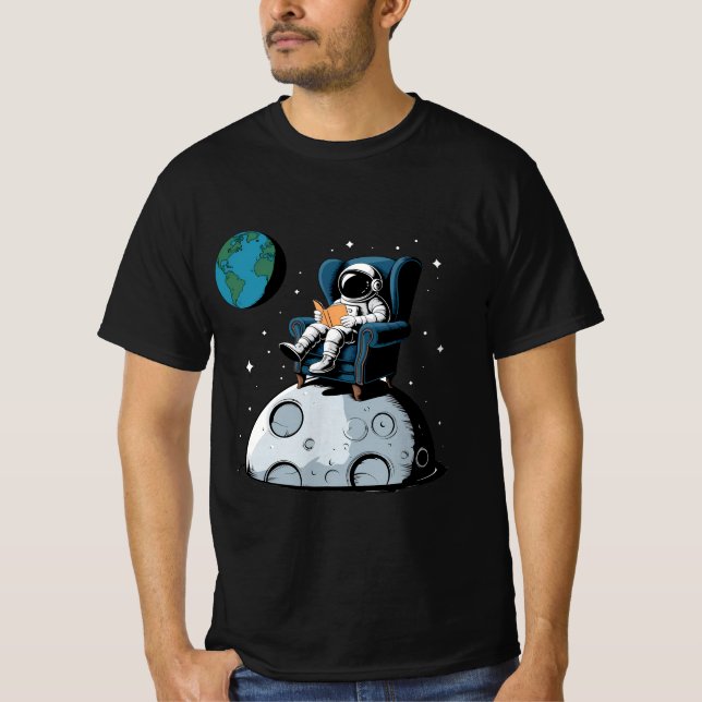 Astronautenlesen auf dem Moon Funny T-Shirt (Vorderseite)