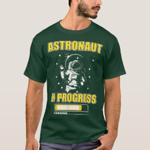 Astronautin im Gange und legt zukünftigen Raummond T-Shirt