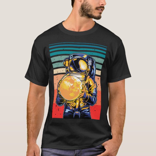 Astronautin mit Moon Retro Kosmic T-Shirt (Vorderseite)