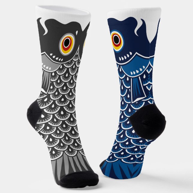 Asymmetrischer schwarzer und blauer Koinobori-Karp Socken (Gewinkelt)