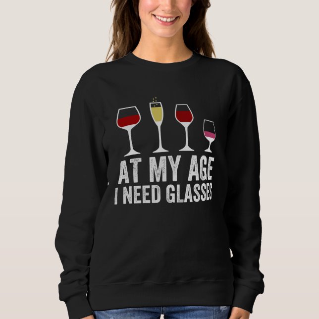 At My Age I Need Glasses Wine Cocktail Drinking Sweatshirt (Vorderseite)
